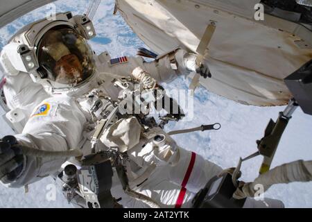 ISS - 20 janvier 2020 - l'astronaute de la NASA Jessica Meir est photographiée lors d'une sortie spatiale pour finaliser la mise à niveau des systèmes d'alimentation de la Station spatiale internationale » Banque D'Images