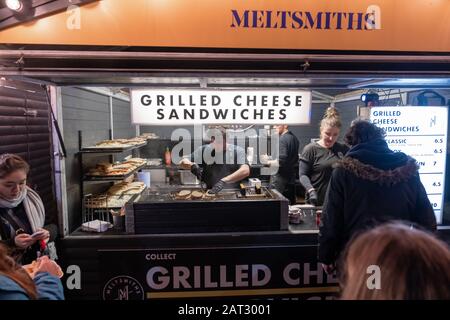 Londres / Royaume-Uni - 24 novembre 2019 : les gens qui marchent devant les Sandwichs au fromage grillé « Meltsmitths » sont stallés au marché d'hiver sur la rive sud de Londres. Focu Banque D'Images