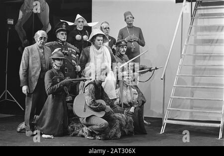 La Hague Comedy ouvre un nouveau théâtre chaud à la Haye. Numéros 17.18 Théâtre intérieur Date: 30 octobre 1969 lieu: La Haye, Zuid-Holland mots clés: Comédies, intérieur, ouvertures, théâtres Banque D'Images