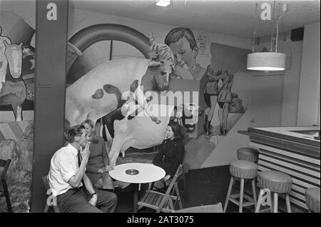La Hague Comedy ouvre un nouveau théâtre chaud à la Haye. Peintures et autres œuvres d'art sur les murs du foyer Date : 30 octobre 1969 lieu : la Haye, Zuid-Holland mots clés : comédies, œuvres d'art, ouvertures, théâtres Banque D'Images