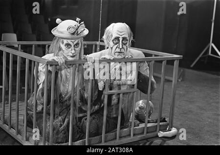 La Hague Comedy ouvre un nouveau théâtre chaud à la Haye. Scène de clown dans le sous-sol de Henk Sparreboom Date: 30 octobre 1969 lieu: La Haye, Zuid-Holland mots clés: Acteurs, actrices, théâtres, théâtre Nom personnel: Hartogh, Heindemann, Henk Banque D'Images