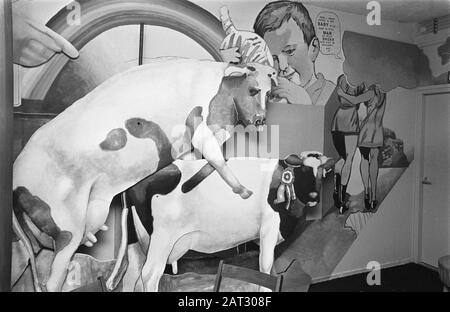 La Hague Comedy ouvre un nouveau théâtre chaud à la Haye. Scène de Clown au sous-sol de Henk Sparreboom Date: 30 octobre 1969 lieu: La Haye, Zuid-Holland mots clés: Théâtres, théâtre Nom personnel: Hartogh, Heindemann, Henk Banque D'Images