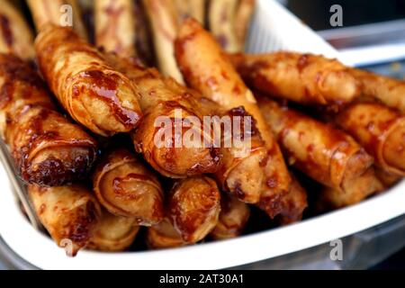 Photo d'une bande de curon fraîchement cuit ou de banane saba frite dans un emballage à rouleaux de printemps avec de la cassonade Banque D'Images