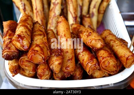 Photo d'une bande de curon fraîchement cuit ou de banane saba frite dans un emballage à rouleaux de printemps avec de la cassonade Banque D'Images