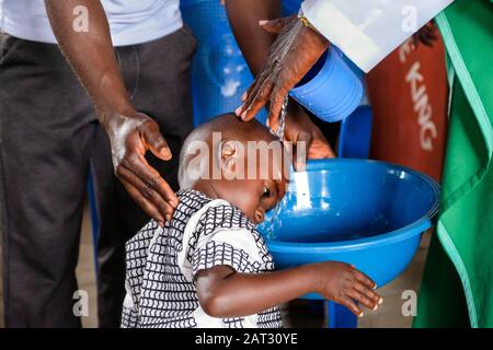 Baptême d'un enfant dans la chapelle catholique du village stilt de Nzulezo, Ghana, Afrique Banque D'Images