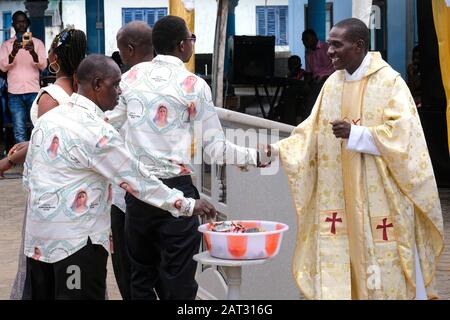 Contribution d'argent pendant la masse du dimanche catholique romain. Rév. Fr. Anthony Assebiah, Paroisse De La Messe Sainte Marie Du Dimanche À Kengen / Ghana, Afrique Banque D'Images