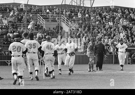 La semaine de base-ball de Haarlem, Antilles néerlandaises contre California Stags, Chuck Iverson a battu deuxième course à domicile, arrive à date: 10 août 1966 lieu: Haarlem mots clés: Baseball Banque D'Images