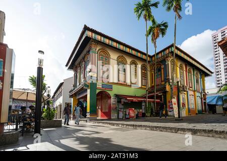 Singapour. Janvier 2020. Maisons colorées dans Le quartier De Little India Banque D'Images