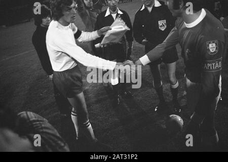 Benfica contre Ajax, résultats 0-0 semi-final Europaup-I, saluant les deux capitaines Date: 19 avril 1972 lieu: Lisbonne, Portugal mots clés: Capitaines, sports, football Banque D'Images