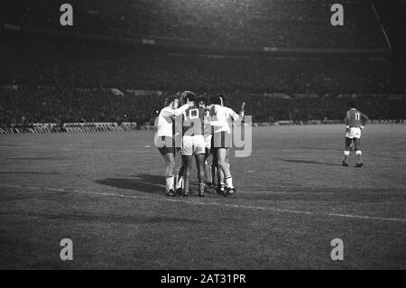 Benfica contre Ajax, résultats 0-0 semi-final Europacup-I, Blankenburg (l) et Hulshoff avec Eusebio (vu au dos, numéro 10) Date: 19 avril 1972 lieu: Lisbonne, Portugal mots clés: Sport, football Nom personnel: Blankenburg, Horst, Eusebio, da Silva Ferreira, Hulshoff, Barry Banque D'Images