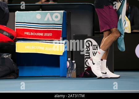 Melbourne, Australie. 30 janvier 2020. Roger Federer se promène sur le terrain lors de son match Semifinal lors du tournoi de tennis australien Open Grand Chelem de Melbourne, en Australie, en 2020. Frank Molter/Alay Live News Banque D'Images