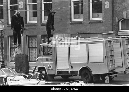 Protestation des pompiers d'Amsterdam contre la possible fermeture des casernes de poupées suspendues à la caserne de pompiers de Nieuwe Achtergracht à Amsterdam Date: 19 septembre 1983 lieu: Amsterdam, Noord-Holland mots clés: Actions, coupures, pompiers, casernes de pompiers Banque D'Images