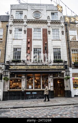 Londres / Royaume-Uni - 28 Novembre 2019 : Greene King'S The Two Brewers Pub On Monmouth Street Près De Seven Dial In Covent Garden, Londres. Greene King est le Royaume-Uni Banque D'Images