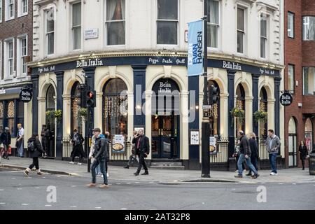 Londres / Royaume-Uni - 28 novembre 2019 : restaurant Bella Italia sur St Martins Lane dans Covent Garden. Bella Italia est une chaîne de plus de 90 restaurants offrant le dishe Banque D'Images