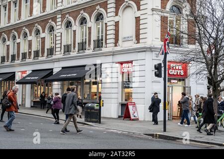 Londres / Royaume-Uni - 28 novembre 2019 : le Restaurant Five Guys sur long Acre à Covent Garden, Londres. Cinq Gars est une chaîne de restaurant américaine Fast-Casual Banque D'Images