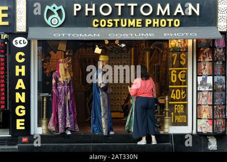 Photo stand studio avec de vieilles photos de costume conceptuel de style ottoman dans un emplacement touristique, la vieille ville Sultanahmet. Personnel avec peignoir de Sultan et turban. Banque D'Images