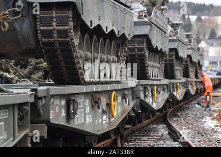 30 janvier 2020, Saxe, Marienberg: Les véhicules de combat d'infanterie 'Skarder' du Panzergrenadierbataillon 371 de Marienberg en Saxe sont chargés sur des remorques de marchandises de chemin de fer. Avec le transport, les réservoirs 'ralentisseur', les réservoirs de récupération 'Büloel' et les véhicules à roues vont à Rukla en Lituanie. Le Panzergrenadierbataillon 371 y remplace le Bataillon 391 de Bad Salzungen après son engagement de six mois. Le "Marienberger Jäger" participe au contrat pour la deuxième fois. La tâche principale est de faire preuve de présence et de pratique avec les partenaires multinationaux et les forces armées lituaniennes. Sinc Banque D'Images