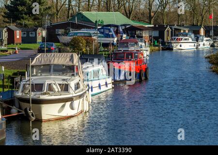 Le club de bateaux Nortapton est ouvert un matin ensoleillé et lumineux, dans la vallée de Nene, dans le Northamptonshire, en Angleterre, au Royaume-Uni. Banque D'Images