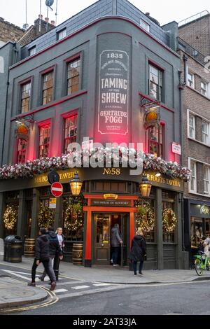 Londres / Royaume-Uni - 28 novembre 2019: Les gens qui marchaient devant la taverne de M. Foggs située à l'angle de New Row et de St. Martin’s Lane à Londres Banque D'Images