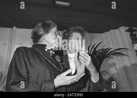 Harriet Freezerring décerné à Antoinette van Pinxteren (sœur Francesco) dans A'dam Antoinette (l) a pris la main de la tête Date : 12 décembre 1986 lieu : Amsterdam, Noord-Holland mots clés : Prix Nom personnel : Antoinette van Pinxteren Banque D'Images