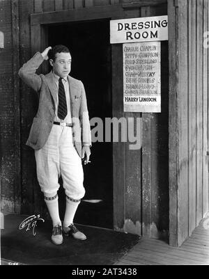 Silent Movie Comedian HARRY LANGDON Publicité Poser à l'extérieur de son dressing aux MACK SENNET STUDIOS en 1924 photo par GEORGE F. CANONS Banque D'Images