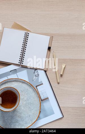 Scène du matin. Une tasse de thé et de faire quelques plans pour aujourd'hui. Style plat Banque D'Images