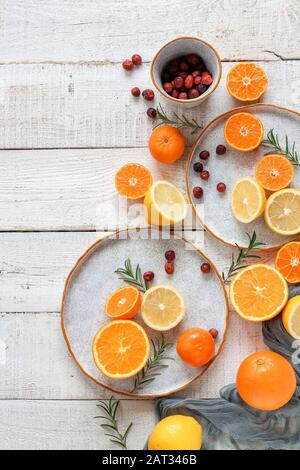 Citrons, mandarines et oranges sur une table en bois blanc. Vue de la couche plate Banque D'Images