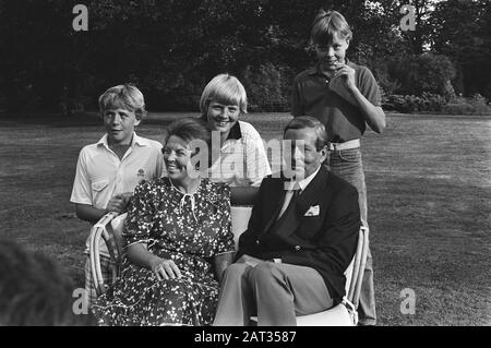 Photo heure de la famille royale au palais Huis dix Bosch Toute la famille dans le jardin; V.l.n.n. Prince Johan Friso, Queen Beatrix, Prince Willem-Alexander, Prince Claus et Prince Constantin Date : 23 août 1983 lieu : la Haye, Zuid-Holland mots clés : familles, portraits de groupe, reines, princes Nom personnel : Beatrix (Reine Pays-Bas), Claus (prince Pays-Bas), Constantijn (prince Pays-Bas), Johan Friso (prince Pays-Bas), Willem-Alexander (prince-Bas) Nom de l'institution Banque D'Images