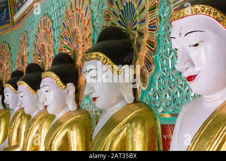 Les statues de Bouddha à Umin Thounzeh sur la colline de Sagaing, près de Mandalay, Myanmar (Birmanie), l'Asie en février Banque D'Images