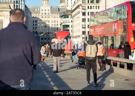 Londres / Royaume-Uni - 29 novembre 2019: Les gens qui sortent du pont alors que l'homme qui a mené l'attaque de poignarder vendredi le 24 novembre 2019 au London Bridge Banque D'Images