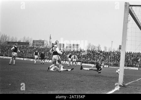 Heracles contre Ajax 0-3 à la coupe; but par Johan Neeskens (derrière Grobben (Her.)); gardien de but Van der Heyde laisse le ballon par Date: 8 novembre 1970 mots clés: Buts, gardiens de but, sport, football Nom personnel: Heracles, Neeskens, Johan Banque D'Images