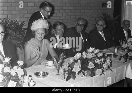 Visite de travail Beatrix et Claus dans la province d'Utrecht, Beatrix et Claus à Zegveld Date: 21 août 1972 lieu: Utrecht, Zegveld mots clés: Visites de travail Nom personnel: Beatrix, princesse, Claus, prince Banque D'Images