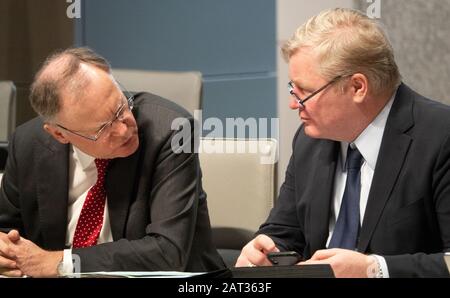 30 janvier 2020, Basse-Saxe, Hanovre: Stephan Weil (SPD, l), Premier ministre de la Basse-Saxe, et Bernd Althusmann (CDU), ministre de l'économie de la Basse-Saxe, sont en discussion au parlement de l'État à Hanovre. Photo: David Hutzler/Dpa Banque D'Images