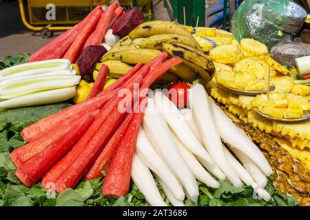 Fruits et légumes frais à vendre au Chandni Chowk (Moonlight Square), l'un des marchés les plus anciens et les plus achalandés du Vieux Delhi, en Inde. Banque D'Images