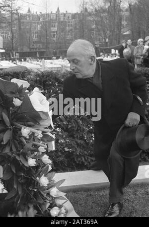 Commémoration bombardement du Bezuidenhout au maire de la Haye, Van Kolfschoten, explique au nom de la municipalité une couronne Date : 3 mars 1960 lieu : la Haye, Zuid-Holland mots clés : bombardement, maires, municipalités, commémorations Nom personnel : Kolfschoten, Hans van Banque D'Images