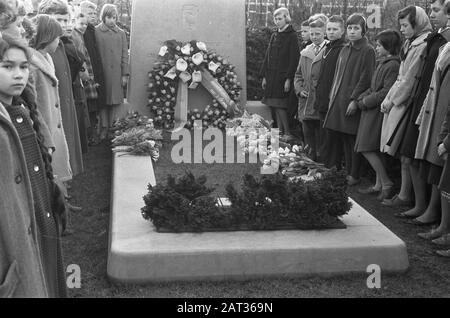 Commémoration bombardement du Bezuidenhout à la Haye mise en place de couronnes au monument Date: 3 mars 1960 lieu: La Haye, Zuid-Holland mots clés: Bombardements, commémorations, couronnes , monuments Banque D'Images