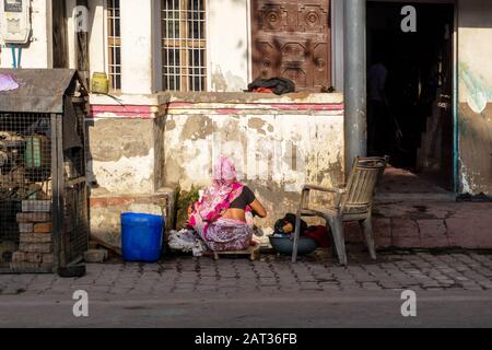 New Delhi, Inde - 03 mars 2018 : une femme indienne non identifiée se laver des vêtements à l'extérieur de sa maison. Banque D'Images