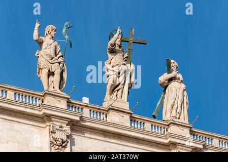 Statues de Jean-Baptiste, Jésus-Christ et Saint-André sur la façade de la basilique Saint-Pierre, Piazza San Pietro, Vatican, Rome, Italie Banque D'Images