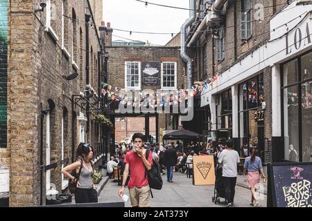 Londres/Royaume-Uni - 22/07/18: Les gens qui marchent le dimanche haut de gamme, logé dans le Yard d'Ely's de la brasserie Old Truman sur Brick Lane, qui accueille de nombreux événements et des spectacles Banque D'Images