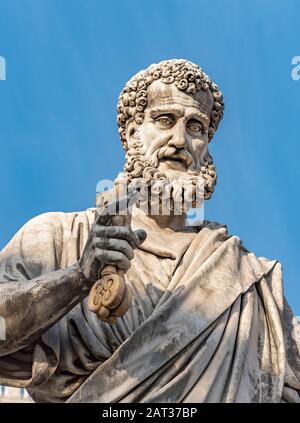 Statue de Saint-Pierre tenant la clé à la Piazza San Pietro, Vatican, Rome, Italie Banque D'Images