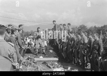 Inhumation Du Major B.H.J. Callenbach sur le terrain d'honneur Menteng Pulo le « Notre Père » à la carrière Date : 27 novembre 1946 lieu : Batavia, Indonésie, Jakarta, Néerlandais- Inde Banque D'Images