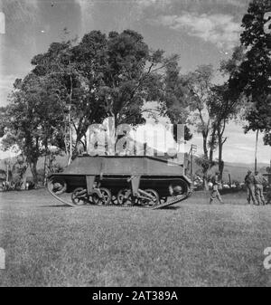 Patrouille de 10 jours par le 4ème Bataillon de la Garde Regiment Princess Irene Brigade Le 4ème Bataillon du Princess Irene Regiment a tenu une patrouille de plusieurs jours avec des porteurs de gingembre par l'Oosthoek de Java. Date : 9 Juin 1948 Lieu : Indonésie, Antilles Néerlandaises De L'Est Banque D'Images