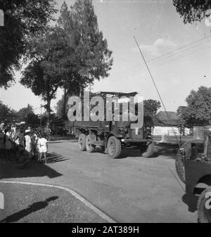 Patrouille de 10 jours par le 4ème Bataillon de la Garde Regiment Princess Irene Brigade Le 4ème Bataillon du Princess Irene Regiment a tenu une patrouille de plusieurs jours avec des porteurs de gingembre par l'Oosthoek de Java. Date : 9 Juin 1948 Lieu : Indonésie, Antilles Néerlandaises De L'Est Banque D'Images