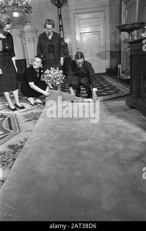 Cadeaux pour les jeunes mariés, la princesse Margriet et Pieter Les jeunes mariés consultent un tapis noué à la main Date: 10 novembre 1966 mots clés: Couples mariés, cadeaux Nom De La Personne: Margriet ( princesse Nederland), Vollenhoven, Pieter van Banque D'Images