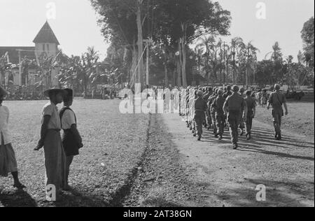 Adieu au bataillon Infantry 2-6 de la Brigade du tigre à l'Aloon à Salatiga [+ l'Honneur du Mémorial Tjandi Semarang] [le bataillon marche] Date : 10 avril 1948 lieu : Indonésie, Antilles néerlandaises de l'est, Salatiga Banque D'Images