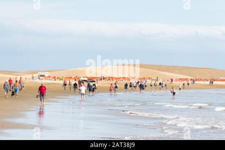 Les touristes profitant du temps chaud sur la plage A Malpalomas, Gran Canaria, Banque D'Images