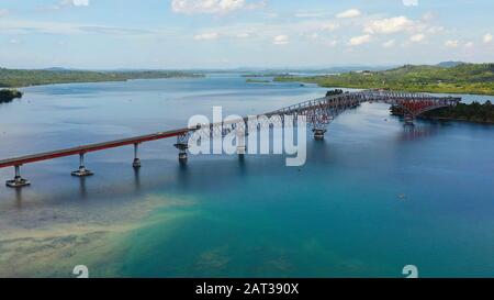 Pont de San Juanico, le plus long pont des Philippines. Paysage avec un grand pont au-dessus du détroit. Banque D'Images