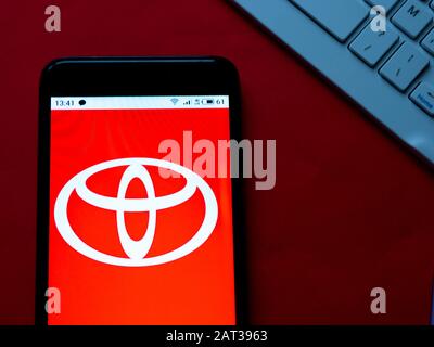 Dans cette illustration photo, le logo Toyota est affiché sur un smartphone Banque D'Images