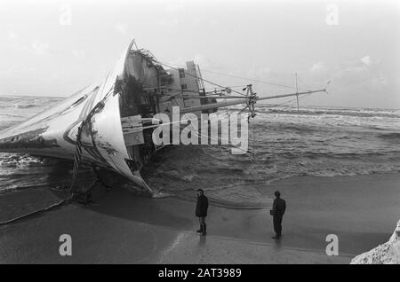 Navire chinois toronné Wan Chun à Bakkum Le navire était auparavant toronné pendant une tempête est tombé sur le côté Date: 6 novembre 1973 lieu: Bakkum, Noord-Holland mots clés: Navires, échouements Banque D'Images
