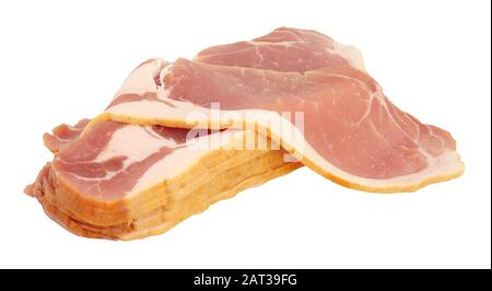 Tranche de bacon fumé cru isolée sur fond blanc Banque D'Images